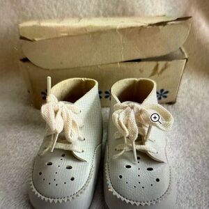 Vintage White Leather Tie Baby Shoes in Box Size 1